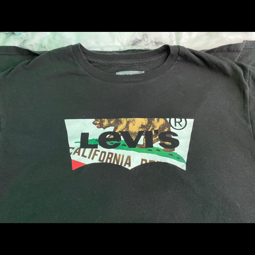 LEVI’S SHIRT (LARGE)
